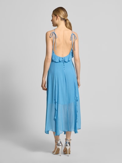 Frauenmodel trägt Cocktailkleid aus Viskose mit Volants von Jake*s Cocktail in Hellblau, A-Linie, Maxilänge, Rückansicht, Ganzkörperansicht.