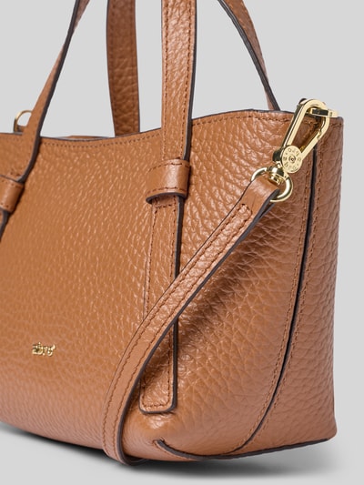 Produktfoto, brązowa torebka z modelu 'Handtasche mit Label-Detail Modell COSMO' od Abro, ziarnista tekstura, detal z logo, uchwyt, odpiany pasek na ramię, główna przegroda z zamkiem błyskawicznym, szerokość 23 cm, długość 14 cm, głębokość 10 cm, długość paska 127 cm