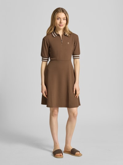 Vrouwenmodel draagt Minikleid mit Polokragen und Logo-Stitching van ARMANI EXCHANGE in bruin, tailliert fit, korte rits, detailstiksels, viscosemix, geheel zichtbaar van voren, context: ruglengte maat S 92 cm, borstwijdte 47 cm, mouwlengte 28 cm
