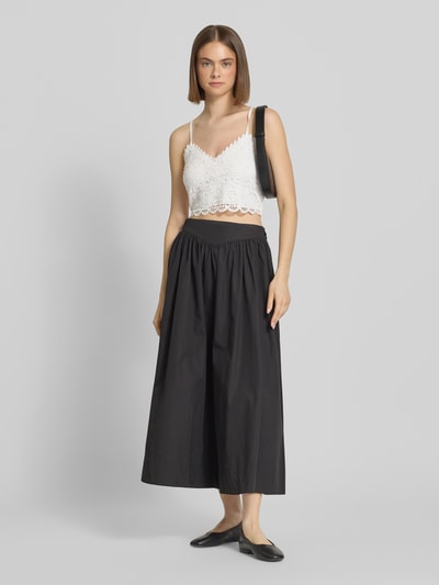 Frauenmodel trägt Slim Fit Trägertop aus Viskose-Mix Modell 'HONEY' von Only, weiß, unifarben, Spitze, Cropped, Ganzkörperansicht von vorne.