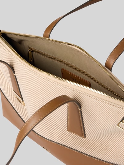 Produktfoto, Shopper mit Label-Detail Modell 'OLIVIA' von FURLA in Beige und Braun, Hauptfach mit Reißverschluss, Tragehenkel, 44 cm Breite, 24 cm Länge, 13 cm Tiefe, Schulterriemen 58 cm, strukturierte Textur, klar sichtbare Nähte und glatte Lederdetails.