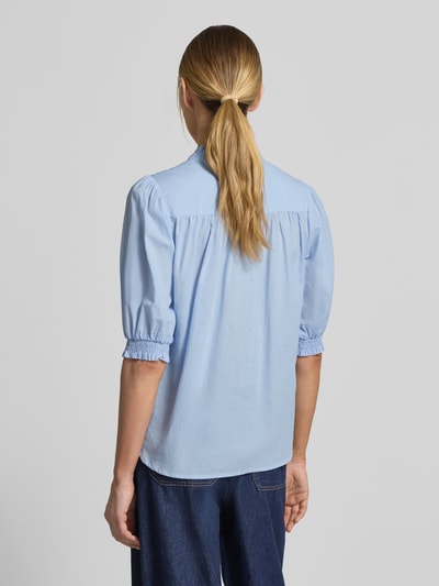 Frauenmodel trägt Regular Fit Bluse mit Stehkragen Modell 'CALISTE' von Soyaconcept aus Reine Bio-Baumwolle, Rückenansicht, Ganzkörperansicht.