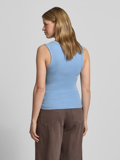 Modelka kobieca nosi Slim Fit Top mit V-Ausschnitt od Gina Tricot, elastyczny bawełniany miks, krój slim fit, bez rękawów, jasnoniebieski kolor, długość tyłu w rozmiarze S: 52 cm, widok całej sylwetki z tyłu.