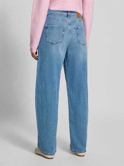 Frauenmodel trägt Barrel Jeans aus Baumwoll-Mix Modell 'GRACE' von PIECES in hellblau mit geradem Bein, Damen Barrel Jeans, Ganzkörperansicht Rückansicht.