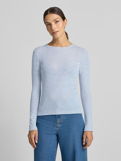 Frauenmodel trägt Longsleeve mit Streifen-Muster von Rich & Royal, reine Baumwolle, Rundhalsausschnitt, Nahaufnahme Oberkörper.