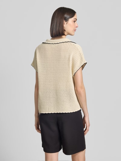 Frauenmodel trägt Regular Fit Pullunder mit Polokragen von s.Oliver RED LABEL, Optik: Unifarben, Strick, Baumwolle-Mix, Ganzkörperansicht Rückansicht.