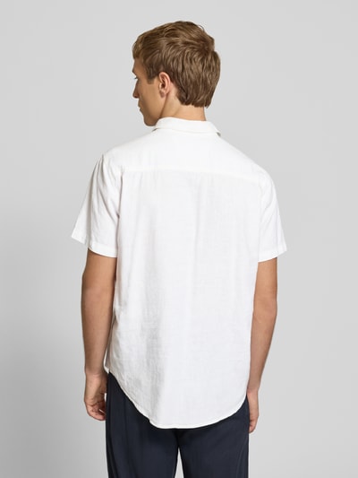 Männermodel trägt Slim Fit Leinenhemd mit Viskose-Anteil Modell 'Bobby' von Blend in Weiß, strukturierte Oberfläche, Ganzkörperansicht Rückansicht. Leinen-Mix mit Viskose, Kentkragen, kurzärmelig, durchgehende Knopfleiste.