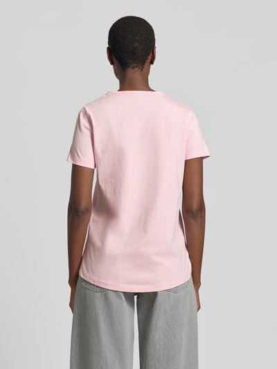 Frauenmodel trägt Regular Fit T-Shirt aus reiner Baumwolle Modell 'MIRANDA' von Vero Moda, Optik: Unifarben, Lochstickerei, Rundhals, Kurzarm, Jersey, Ganzkörperansicht Rückansicht.