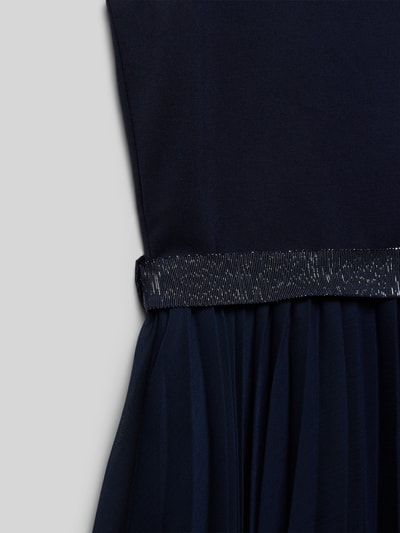Produktfoto, Regular Fit Kleid mit blickdichtem Unterrock von DANAMADE in dunklem Blau, Taillenband, feine Stoffstruktur, ärmellos