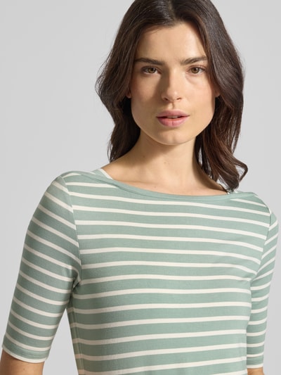 Vrouwenmodel draagt Slim Fit T-shirt uit viscosemix van Comma, groen-wit gestreept, halflange mouwen, envelophals, Mix van viscose en elastaan, ruglengte maat 36: 51 cm, nahaufnahme bovenlichaam