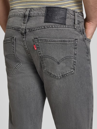 Mężczyzna nosi Slim Fit Jeans aus Baumwoll-Lyocell-Mix Modell '511® SLIM' von Levi's®, szary denim, tekstura klasyczna, zbliżenie tyłu, Herren Slim Fit Jeans von Levi's®