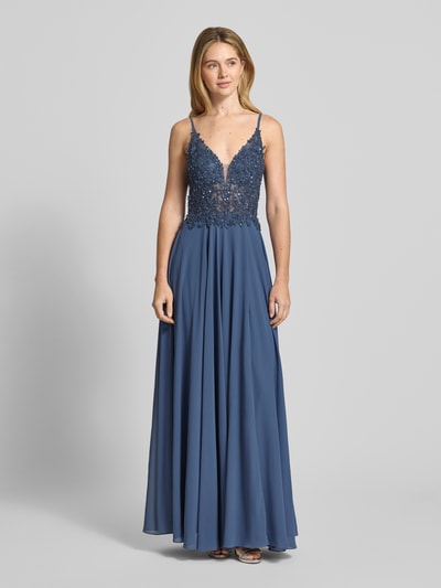 Frauenmodel trägt Abendkleid mit Pailletten- und Ziersteinbesatz von Mascara in Blau mit Chiffon, floraler Spitzenbesatz, semitransparent, taillierte Passform und Herz-Ausschnitt, ärmelloses Design mit Spaghettiträgern, blickdichter Unterrock, Nahtreißverschluss, Ganzkörperansicht von vorne.