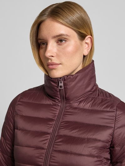 Vrouwenmodel draagt Regular Fit gewatteerd jack met opstaande kraag van Marc O'Polo in paars, Dames, Nahaufnahme bovenlichaam.