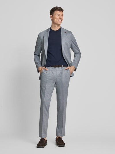 Männermodel trägt Extra Slim Fit Anzug in Unifarbenes-Design von Roy Robson, Viskose-Mix mit Stretch-Anteil, Ganzkörperansicht von vorne.