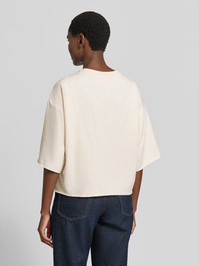 Frauenmodel trägt Cropped Boxy Fit Sweatshirt mit Label-Stitching von Smith and Soul, cremefarben, Baumwoll-Elasthan-Mix, Ganzkörperansicht Rückansicht.