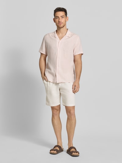 Männermodel trägt Bermudas aus reinem Leinen von JAKE*S STUDIO MEN in Beige, lockere Passform, sichtbare Kellerfalten, Ganzkörperansicht von vorne.