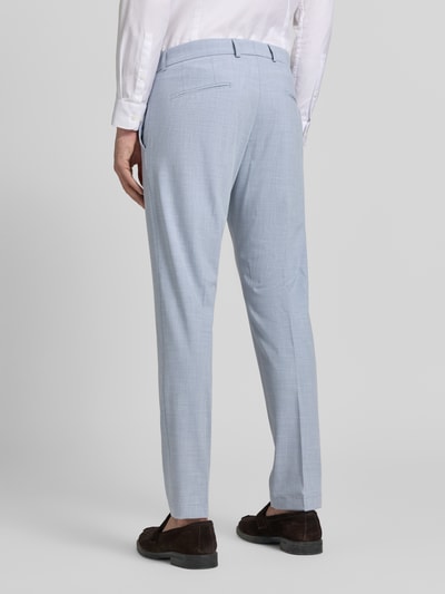 Männermodel trägt Anzughose mit Gesäßtaschen Modell 'Beppe' von CINQUE, hellblau, Slim Fit, feine Textur, Ganzkörperansicht Rückansicht.