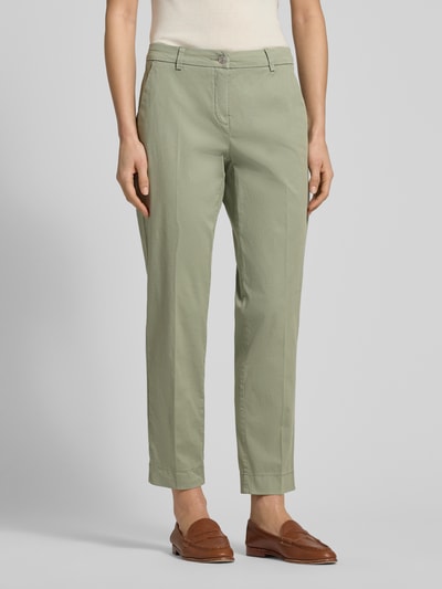 Vrouwenmodel draagt Straight Fit Stoffhose mit Bügelfalten Modell 'Karina' van Cambio in lichtgroen, elastische katoenmix, vooraanzicht volledige lichaamsopname.