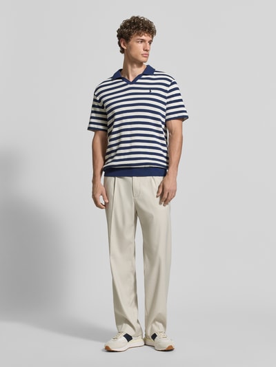 Männermodel trägt Regular Fit Poloshirt aus reiner Baumwolle von Polo Ralph Lauren, Optik:Allover-Muster, Feinstrick, Ganzkörperansicht von vorne.