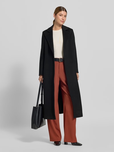 Frauenmodel trägt Regular Fit Mantel aus reiner Schurwolle Modell 'LONGRUN' von MAX&Co., schwarz, klare Linien, glatte Textur, Ganzkörperansicht von vorne.
