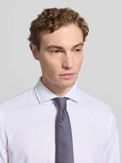 Männermodel trägt Super Slim Fit Business Hemden mit Haikragen von Jake*s aus Baumwoll-Mix mit Stretch-Anteil, Nahaufnahme Oberkörper.