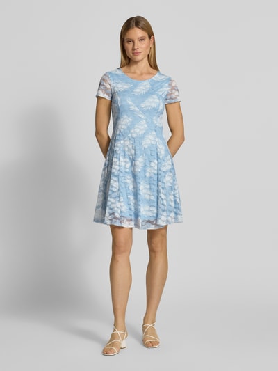 Kobiece modelka nosi Knielanges Kleid mit Rundhalsausschnitt von Apricot, mieszanka materiałów z dodatkiem streczu, taliowany krój, długość do kolan, okrągły dekolt, nieprzezroczysta halka, długość tyłu w rozmiarze S: 94 cm, szerokość w rozmiarze S: 46 cm, długość rękawów w rozmiarze S: 19 cm, niebiesko-białe liściaste wzory, matowa tekstura, widok całej sylwetki z przodu.