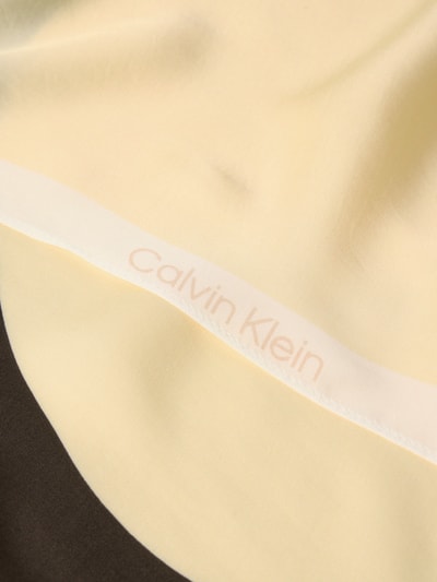 Productfoto, sjaal uit viscosemix van CK Calvin Klein, meerkleurige look met labelopschrift, dames, zacht materiaal, detailopname.