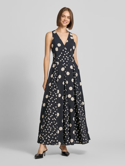 Frauenmodel trägt Maxikleid aus Viskose-Mix Modell 'Inge' von Topshop, dunkelblau mit cremefarbenen Punkten, taillierte Passform, Ganzkörperansicht von vorne.