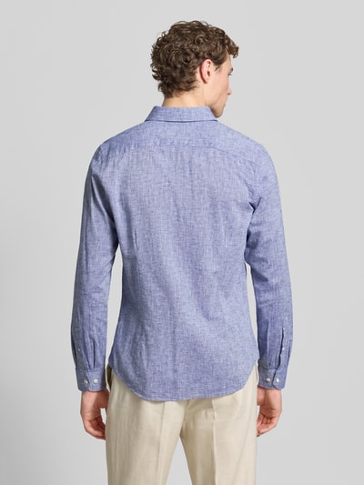 Männermodel trägt Slim Fit Freizeithemd mit Leinen-Anteil von Roy Robson in Blau, Langärmelig, Baumwoll-Mix, Rückenansicht Ganzkörperansicht.