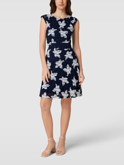 Apricot Knielanges Kleid mit U-Boot-Ausschnitt Marineblau 1