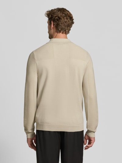 Männermodel trägt Relaxed Fit Poloshirt mit Woll-Anteil Modell 'KN_Momentum-X PL' von BOSS Green, beige, glatte Textur, Ganzkörperansicht Rückansicht.