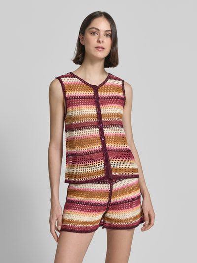 Frauenmodel trägt Weste im Allover-Look Modell 'ORIANA' von ICHI aus Baumwoll-Mix, Regular-Fit, Knopfleiste, V-Ausschnitt, Ganzkörperansicht von vorne.