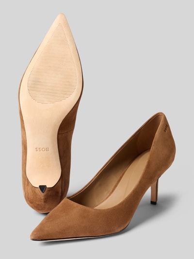 Productfoto, cognackleurige pumps van geitenleer model 'Miah_Pump70_SD' van BOSS met gladde en suède textuur
