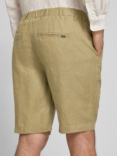 Männermodel trägt Leinen Shorts mit Eingrifftaschen Modell 'PANDRUP' von Casual Friday, Straight Fit, seitliche und Gesäßleistentaschen, Rückansicht Ganzkörperansicht.