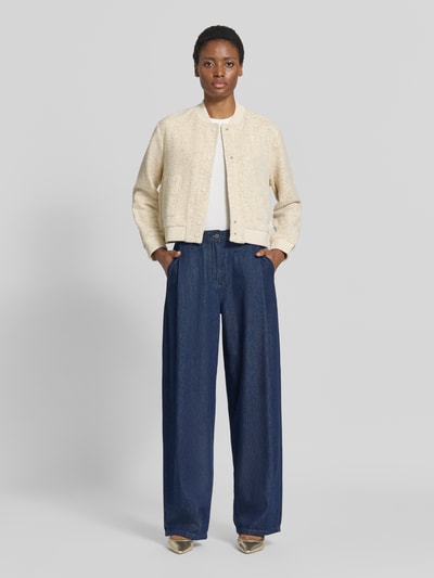 Frauenmodel trägt Regular Fit Sweatjacke mit Baseball-Kragen Modell 'BERNICE L' von Brax in Creme und Jeans, Ganzkörperansicht von vorne, Damen Sweatjacke von Brax.