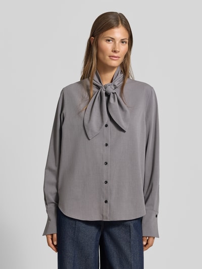 Frauenmodel trägt graue Regular Fit Hemdbluse mit Viskose-Anteil von MYON, Stehkragen, Knopfleiste, Ganzkörperansicht von vorne.