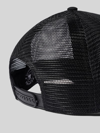 Produktfoto, schwarze Trucker Cap mit Label-Stitching Modell 'NEYYAN BRANSON' von '47 aus Baumwolle, verstärkter Schirm, größenverstellbar.