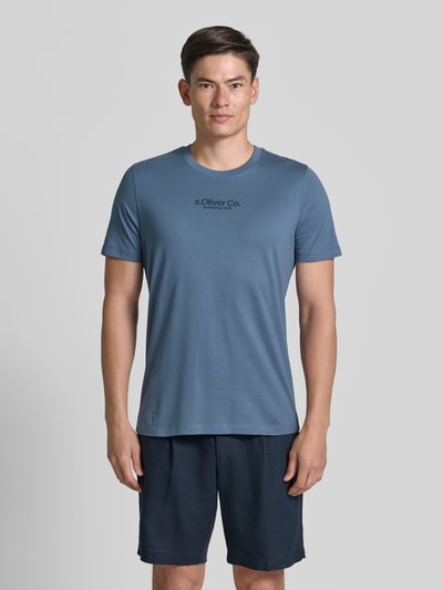 Mannelijk model draagt Regular Fit T-Shirt aus reiner Baumwolle van s.Oliver RED LABEL in effen blauw met labelprint, ronde hals, korte mouw, gemaakt van puur katoen, frontale volledige lichaamsweergave.