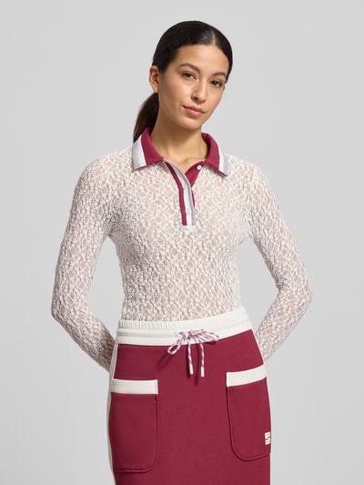 Frauenmodel trägt Slim Fit Longsleeve im semitransparenten Design von Marc Cain, weiß gemustert, elastischer Baumwoll-Mix, Nahaufnahme Oberkörper.