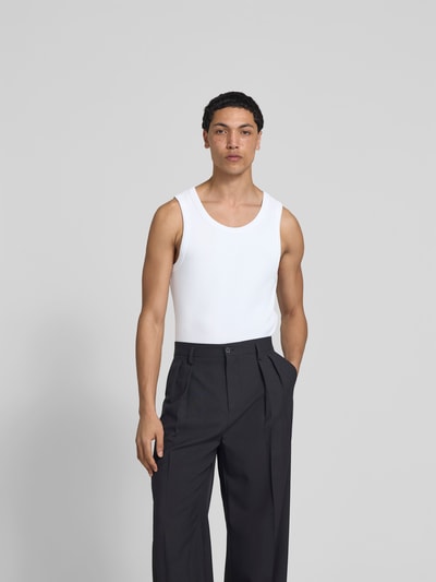 Männermodel trägt Slim Fit Top mit Rundhalsausschnitt von WON HUNDRED in Weiß, elastischer Baumwoll-Mix, Strukturmuster, Nahaufnahme Oberkörper.