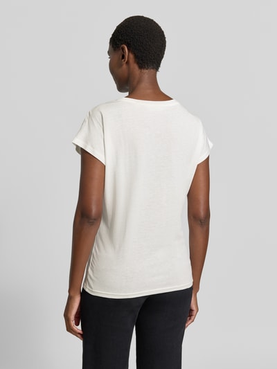 Frauenmodel trägt T-Shirt aus Baumwoll-Viskose-Mix von Christian Berg Woman in Weiß mit geradem Schnitt, Rückenansicht, Ganzkörperansicht Rückansicht.