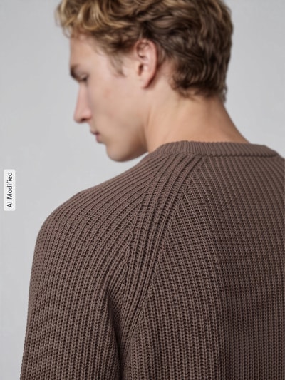 Männermodel trägt Regular Fit Pullover aus reiner Baumwolle Modell 'BRAUN' von Selected in grober Strickoptik, Nahaufnahme Oberkörper, KI-modifiziertes Bild.