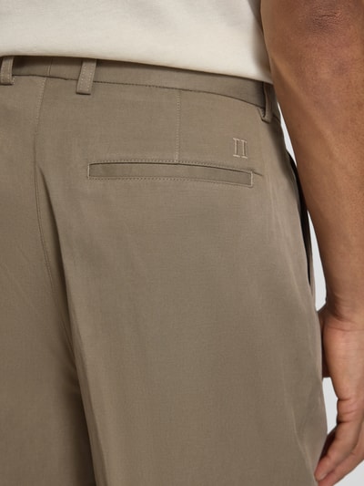Mężczyzna nosi Hose mit Bügelfalten Modlel 'Reece' von Les Deux z lyocellu i bawełny, krój regular fit, beżowa, zbliżenie tylnej części.