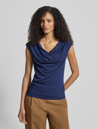 Kobiece model prezentuje Regular Fit Bluzka z obszyciem ozdobnymi kamieniami, model 'Priyanne' marki Lauren Ralph Lauren, elastyczna mieszanka materiałów, bez rękawów, lejący dekolt, długość tyłu 57 cm dla rozmiaru S, widok całej sylwetki z przodu.