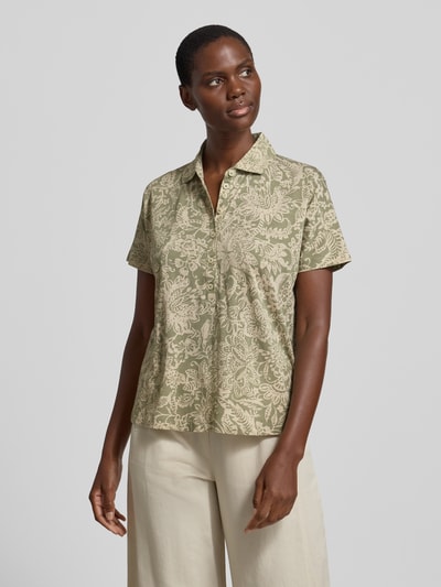 Frauenmodel trägt Relaxed Fit Poloshirt aus reiner Baumwolle von Marc O'Polo, Optik:Allover-Muster Floral, Kurzarm, Ganzkörperansicht von vorne