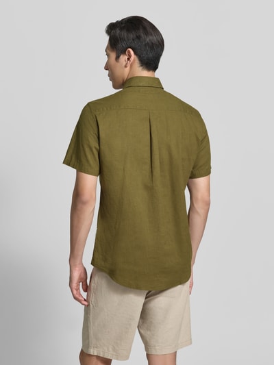 Männermodel trägt Slim Fit Freizeithemd aus Leinen-Baumwoll-Mix Modell 'AKSEL' von Casual Friday in Oliv mit Kentkragen, Rückenansicht. Rückenlänge 78 cm, Schulterbreite 45 cm, Ärmellänge 27 cm, mit Label-Stitching und Knopfleiste.