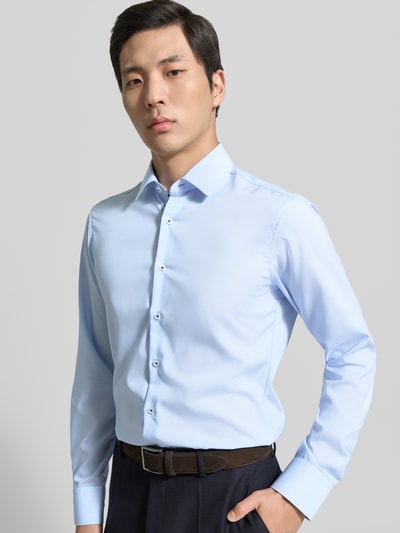 Männermodel trägt Slim Fit Business Hemd aus Lyocell-Mix mit Kentkragen von ETERNA, hellblau, glatte Textur, durchgängige Knopfleiste, Langärmelig, Baumwoll-Anteil, Rückenlänge bei Größe 40: 81 cm, Schulterbreite: 44 cm, Ärmellänge: 67 cm, Nahaufnahme Oberkörper.