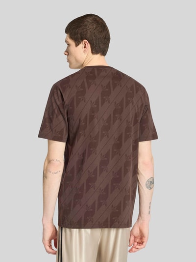 adidas Originals Regular Fit T-Shirt aus reiner Baumwolle mit Allover-Logo-Muster Dunkelbraun 5