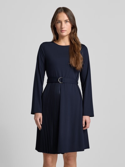Frauenmodel trägt Regular Fit Jersey-Kleid mit Lyocell-Anteil Modell 'TALAMO' von Weekend Max Mara, kolor jednolity, długość mini, plisowany detal, pasek materiałowy, długi rękaw, okrągły dekolt, widok całej sylwetki z przodu.