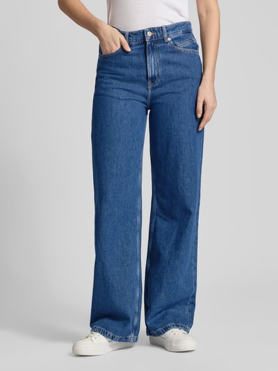 Frauenmodel trägt Regular Fit Wide Leg Jeans aus reiner Baumwolle Modell 'THE MARLENE' von BOSS Orange in Blau, Ganzkörperansicht von vorne, High Waist, unifarben, 5-Pocket, Denim, Label-Patch.